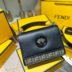 ?0 Comes with box Fendi Fendi flip bag specially designed with embossed corners