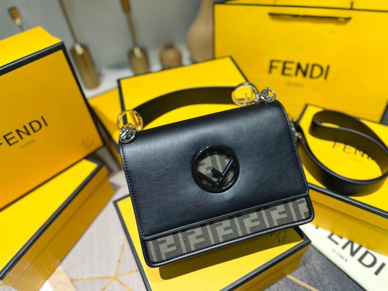 ?0 Comes with box Fendi Fendi flip bag specially designed with embossed corners