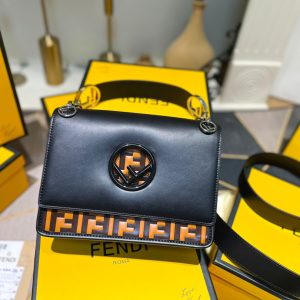 ?0 Comes with box Fendi Fendi flip bag specially designed with embossed corners