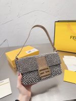 Vintage middle-aged fendi presbyopic armpit bag