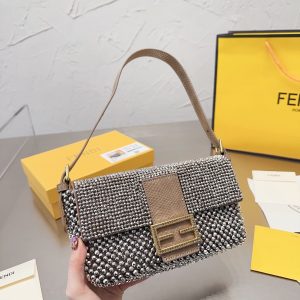 Vintage middle-aged fendi presbyopic armpit bag