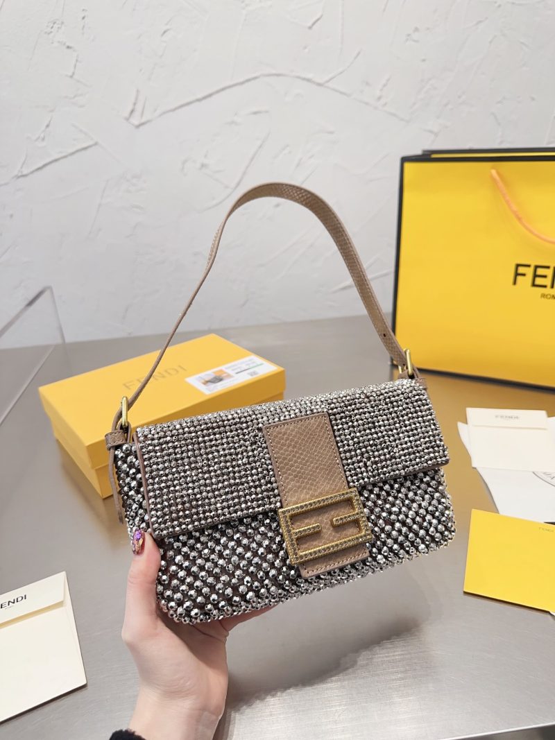 Vintage middle-aged fendi presbyopic armpit bag