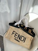 Fendi FENDI straw bag ◎ i fendi eekaboo x-Tote straw bag is hand-woven with raffia. The tote bag is full of holiday atmosphere. The 2 capacity makes people feel that it can hold the whole summer. ◎ The fashionable appearance is completely Jimei Our first choice for traveling! Wear tops for the whole summer~ Is it too late to share now? Size: 41 29 Item No. 6291