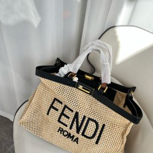 Fendi FENDI straw bag ◎ i fendi eekaboo x-Tote straw bag is hand-woven with raffia. The tote bag is full of holiday atmosphere. The 2 capacity makes people feel that it can hold the whole summer. ◎ The fashionable appearance is completely Jimei Our first choice for traveling! Wear tops for the whole summer~ Is it too late to share now? Size: 41 29 Item No. 6291