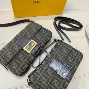 Le sac à baguette Fendi avec sa boîte et la baguette Fendi de la nouvelle série portée sous le bras sont empreints d'une atmosphère rétro. Il est petit et exquis sans être négligé. Il est beau et à la mode et possède une grande capacité interne pratique. C'est certainement le premier sac à sortir en hiver. Un choix ! Taille : 25 13.5 Numéro d'article 1958