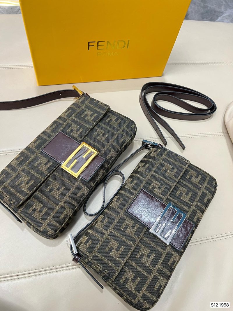 The Fendi baguette bag with box and Fendi new series baguette carried under the arm is full of retro atmosphere. It is small and exquisite without looking sloppy. It is beautiful and fashionable and has a practical and large internal capacity. It is definitely the first bag to go out in winter. One choice! Size: 25 13.5 Item No. 1958