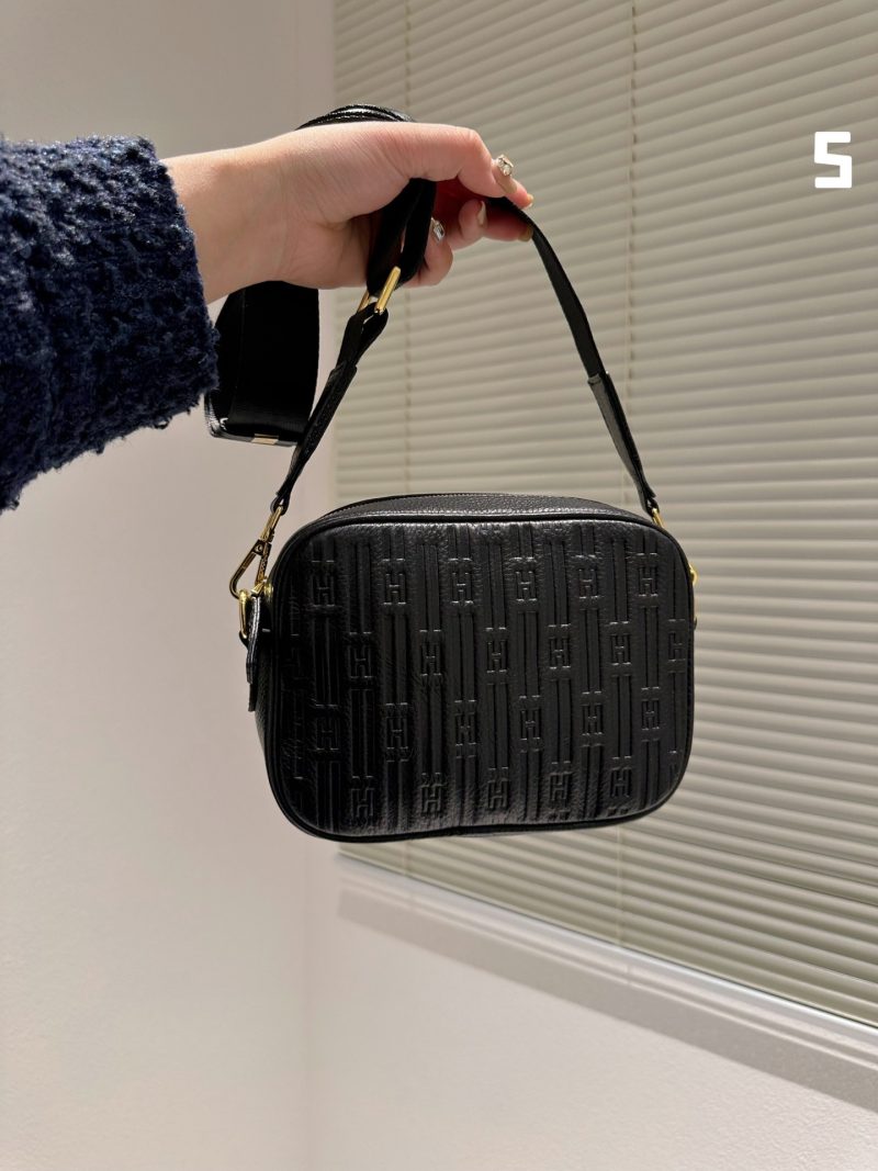 ❤️FENDI Fendi camera bag The camera bag version is something you never get tired of. It has existed since ancient times. Many people who are struggling with difficulties will choose camera bags as their first choice. The biggest feature is that they can hold any style regardless of the clothes. The concave shape It’s also perfect