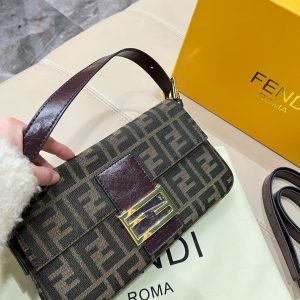 The Fendi baguette bag with box and Fendi new series baguette carried under the arm is full of retro atmosphere. It is small and exquisite without looking sloppy. It is beautiful and fashionable and has a practical and large internal capacity. It is definitely the first bag to go out in winter. One choice! Size: 25 13.5 Item No. 1958