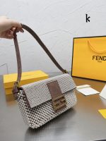 Vintage middle-aged fendi presbyopic armpit bag