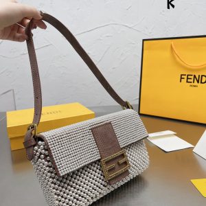 Vintage middle-aged fendi presbyopic armpit bag