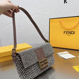 Vintage middle-aged fendi presbyopic armpit bag