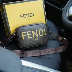 Le site officiel de Fendi synchronise la version haute du sac à dos