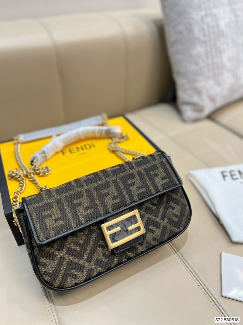 Comes with folding box Fendi King of Baguettes