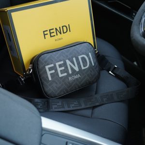 Le site officiel de Fendi synchronise la version haute du sac à dos