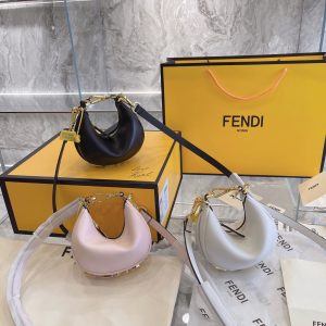 Fendi Spring/Summer 2022 | Fendigrahy Half-Moon Bag J @FENDI Spring/Summer 2022 new Fendigrahy handbag is here!! I have been waiting for it for a long time~ I caught this picture at the show