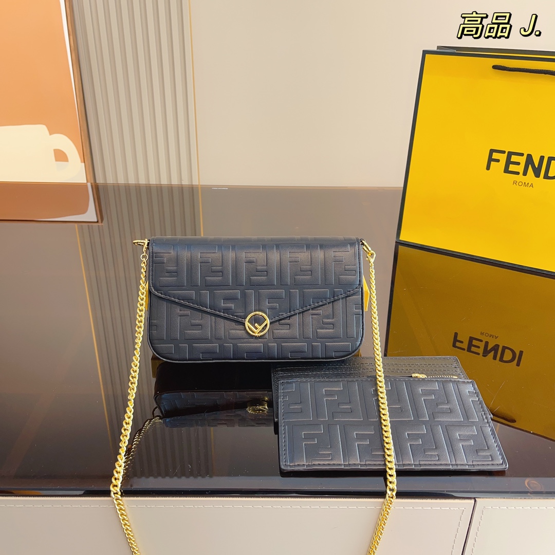 Il famoso portacarte e portamonete integrato tre in uno di Fendi