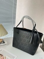 Fendi Fendi tote bag can hold all the absolute heavyweights when going out. Fashionable and classic size: 31 27 Item No. 80023