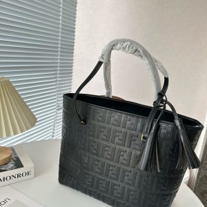 Fendi Fendi tote bag can hold all the absolute heavyweights when going out. Fashionable and classic size: 31 27 Item No. 80023