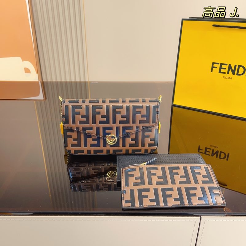 Il famoso portacarte e portamonete integrato tre in uno di Fendi