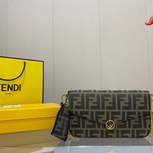 Livré avec un coffret cadeau Fendi