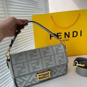 Comes with folding box Fendi King of Baguettes