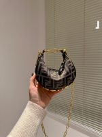 Fendi 2023 Spring and Summer | Fendigrahy Half-Moon Bag J @FENDI Spring and Summer new Fendigrahy handbag is here!! The picture has been awaited for a long time~ I caught this picture on the show