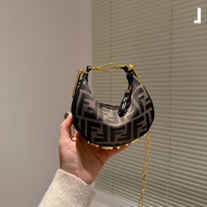 Fendi 2023 Spring and Summer | Fendigrahy Half-Moon Bag J @FENDI Spring and Summer new Fendigrahy handbag is here!! The picture has been awaited for a long time~ I caught this picture on the show