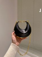 Fendi 2023 Spring and Summer | Fendigrahy Half-Moon Bag J @FENDI Spring and Summer new Fendigrahy handbag is here!! The picture has been awaited for a long time~ I caught this picture on the show