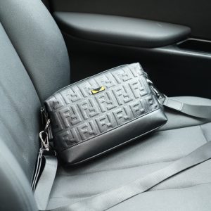 Le site officiel de Fendi synchronise la version haute du sac crossbody