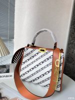 Fendi Fendi tote bag can hold all the absolute heavyweights when going out. Fashionable and classic size: 29 24 Item No. 2622