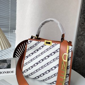 Fendi Fendi tote bag can hold all the absolute heavyweights when going out. Fashionable and classic size: 29 24 Item No. 2622