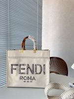 Fendi Fendi tote bag can hold all the absolute heavyweights when going out. Fashionable and classic size: 36 30 Item No. 880601