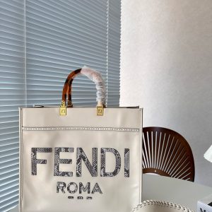 Fendi Fendi tote bag can hold all the absolute heavyweights when going out. Fashionable and classic size: 36 30 Item No. 880601