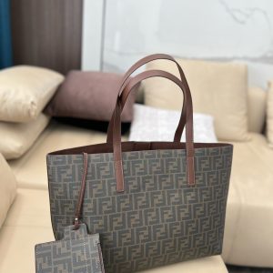 Fendi Fendi tote bag can hold all the absolute heavyweights when going out. Fashionable and classic size: 37 28 Item No. 7527