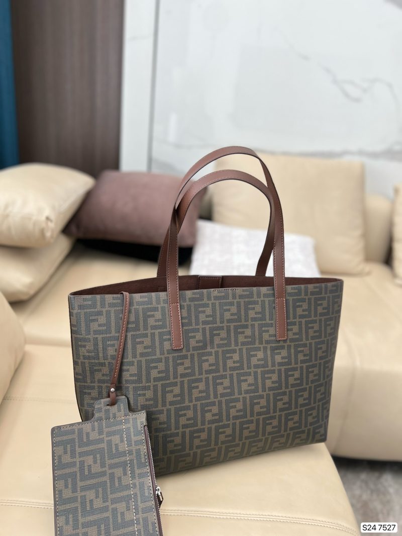 Fendi Fendi tote bag can hold all the absolute heavyweights when going out. Fashionable and classic size: 37 28 Item No. 7527