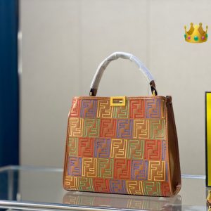 La borsa FENDI per l'88° anniversario di Fendi presenta una texture liscia e impunture. Entrambi gli scomparti si aprono e si chiudono con la classica serratura a rotazione EEKABOO. Divisori rigidi e una tasca con cerniera. Manico singolo