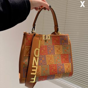 La borsa FENDI per l'88° anniversario di Fendi presenta una texture liscia e impunture. Entrambi gli scomparti si aprono e si chiudono con la classica serratura a rotazione EEKABOO. Divisori rigidi e una tasca con cerniera. Manico singolo