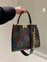 El bolso FENDI 88º aniversario de Fendi tiene una textura suave y pespuntes en la parte superior. Los dos compartimentos se abren y cierran con el clásico cierre giratorio EEKABOO. Separadores rígidos y un bolsillo con cremallera. Un asa