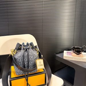 Dotata di un ciondolo a specchio e di una scatola pieghevole. Fendi Fendi Internet celebrity vintage retro bucket bag. La borsa più portata dalle persone alla moda è probabilmente questa borsa Fendi. Non è un problema portarla su una spalla o crossbody. Ha uno stile street pigro. Anche celebrità come Qi Wei e Rosie la portano quando escono per strada. Taglia 14 22 Numero di catalogo 68002-4 Specchio