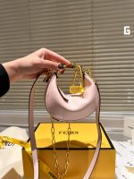 Fendi Spring/Summer 2022 | Fendigrahy Half-Moon Bag J @FENDI Spring/Summer 2022 new Fendigrahy handbag is here!! I have been waiting for it for a long time~ I caught this picture at the show