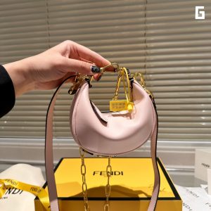 Fendi Spring/Summer 2022 | Fendigrahy Half-Moon Bag J @FENDI Spring/Summer 2022 new Fendigrahy handbag is here!! I have been waiting for it for a long time~ I caught this picture at the show