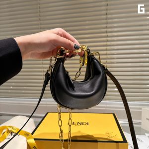 Fendi Spring/Summer 2022 | Fendigrahy Half-Moon Bag J @FENDI Spring/Summer 2022 new Fendigrahy handbag is here!! I have been waiting for it for a long time~ I caught this picture at the show