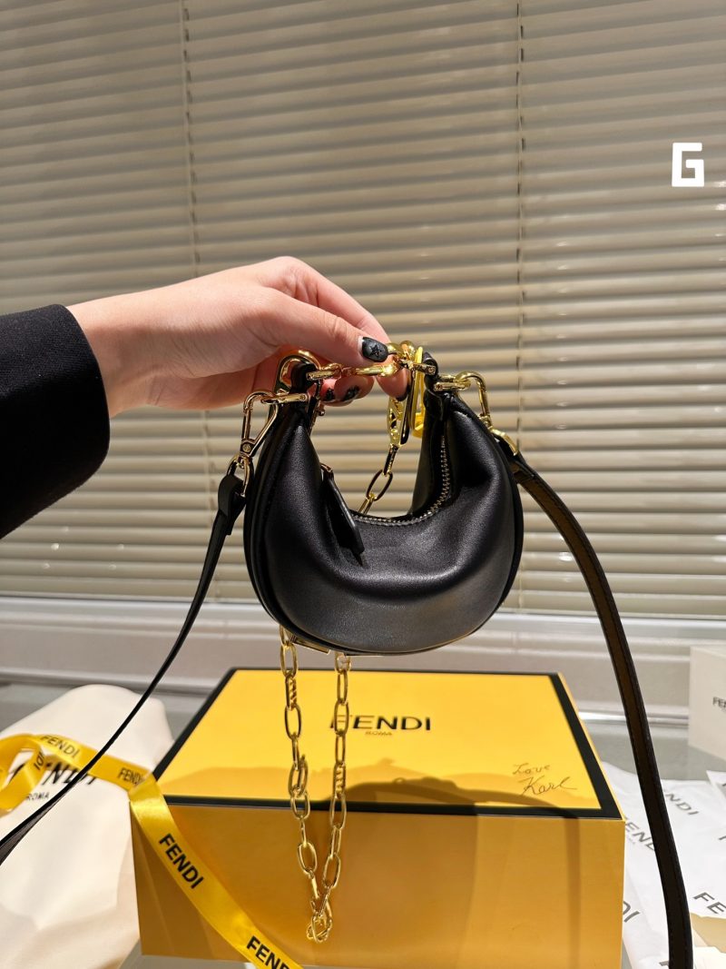 Fendi Spring/Summer 2022 | Fendigrahy Half-Moon Bag J @FENDI Spring/Summer 2022 new Fendigrahy handbag is here!! I have been waiting for it for a long time~ I caught this picture at the show