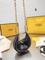 Fendi Spring/Summer 2022 | Fendigrahy Half-Moon Bag J @FENDI Spring/Summer 2022 new Fendigrahy handbag is here!! I have been waiting for it for a long time~ I caught this picture at the show