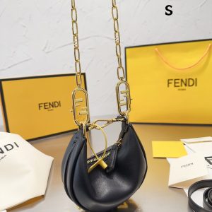 Fendi Spring/Summer 2022 | Fendigrahy Half-Moon Bag J @FENDI Spring/Summer 2022 new Fendigrahy handbag is here!! I have been waiting for it for a long time~ I caught this picture at the show