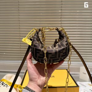 Fendi Spring/Summer 2022 | Fendigrahy Half-Moon Bag J @FENDI Spring/Summer 2022 new Fendigrahy handbag is here!! I have been waiting for it for a long time~ I caught this picture at the show