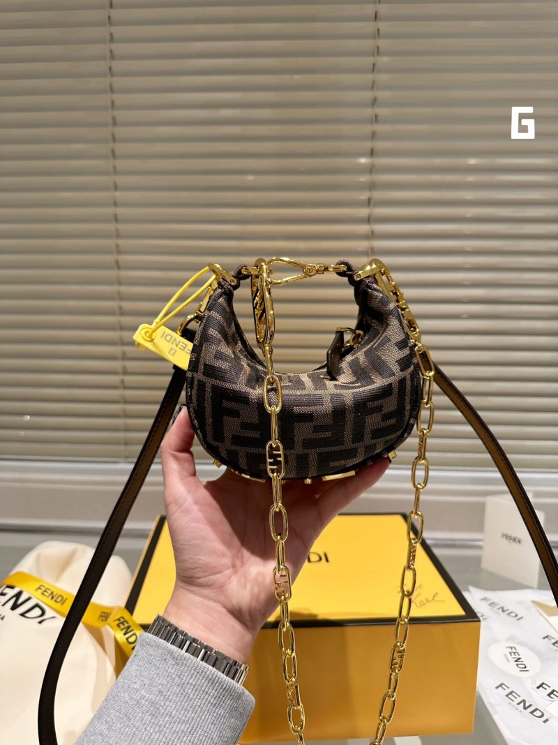 Fendi Spring/Summer 2022 | Fendigrahy Half-Moon Bag J @FENDI Spring/Summer 2022 new Fendigrahy handbag is here!! I have been waiting for it for a long time~ I caught this picture at the show