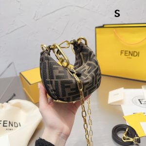 Fendi Spring/Summer 2022 | Fendigrahy Half-Moon Bag J @FENDI Spring/Summer 2022 new Fendigrahy handbag is here!! I have been waiting for it for a long time~ I caught this picture at the show