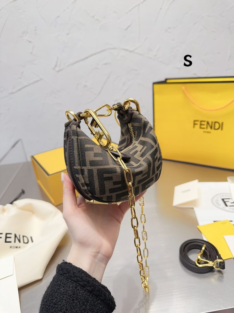 Fendi Spring/Summer 2022 | Fendigrahy Half-Moon Bag J @FENDI Spring/Summer 2022 new Fendigrahy handbag is here!! I have been waiting for it for a long time~ I caught this picture at the show