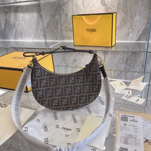 Fendi Primavera/Estate 2022 | Fendigrahy Half-Moon Bag J @FENDI Primavera/Estate 2022 la nuova borsa Fendigrahy è qui!!! L'ho aspettata per molto tempo~ ho scattato questa foto alla sfilata